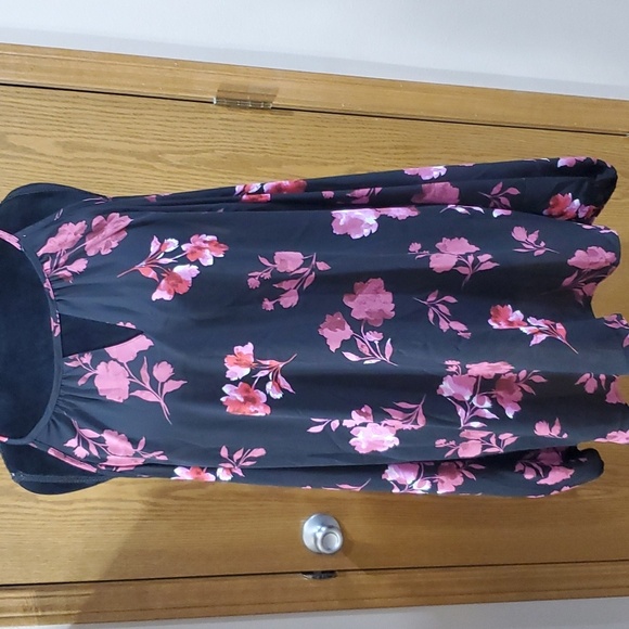 Torrid cold shoulder dusty purple floral rose pattern on black - Picture 1 of 7